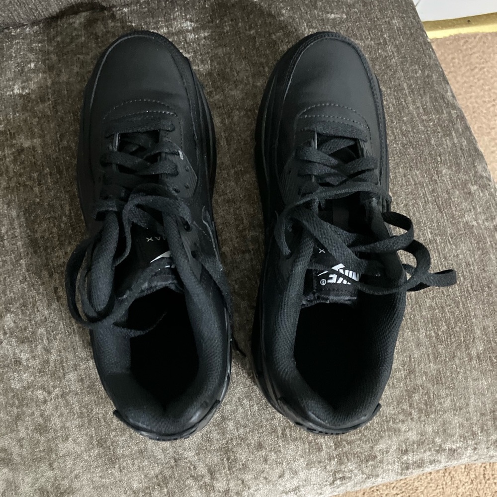 Nike AirMax 90 women or kids 7Y or 8.5 never worn new w/o tag